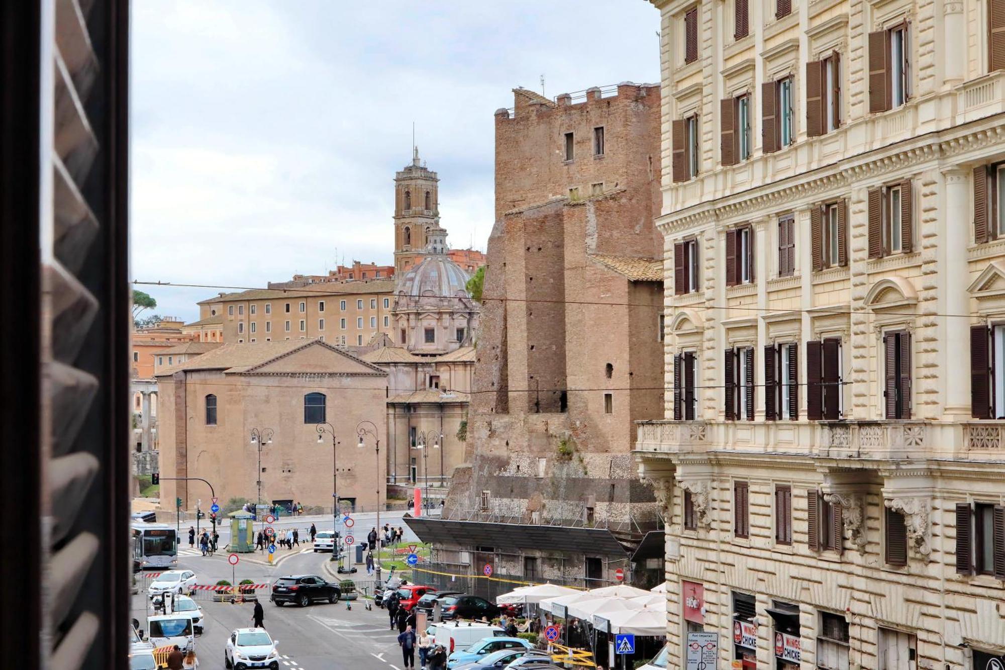 Ych-Lussuoso Appartamento Al Colosseo Róma Kültér fotó